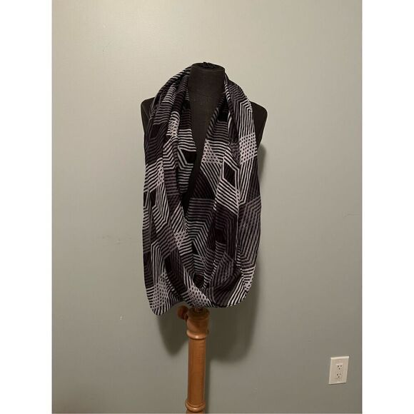 Women's Black & White Geometric Polyester Infinity Scarf - Picture 3 of 5